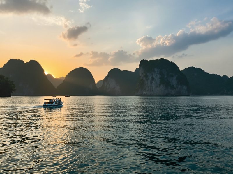 Ăn Tối Trên Vịnh Hạ Long: Nên Chọn Ca Hoàng Hôn Hay Dinner Cruise Buổi Tối?