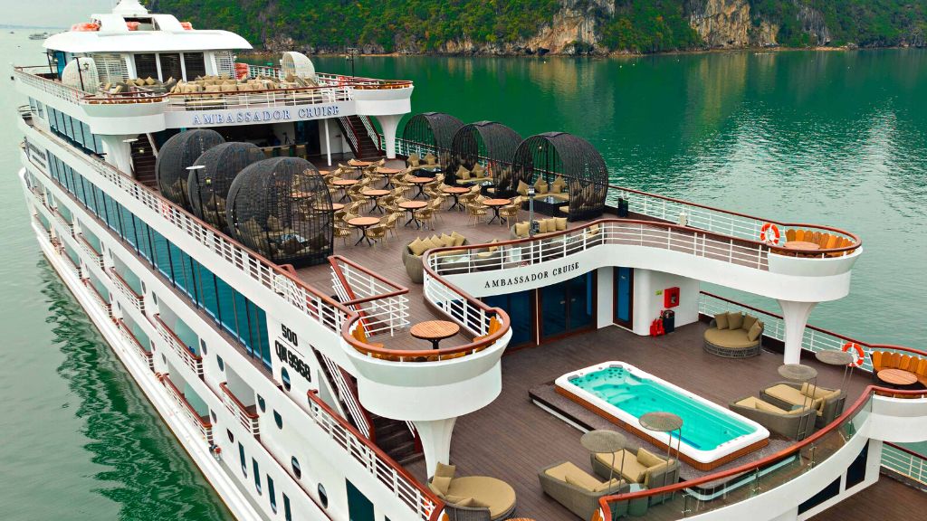 Toàn cảnh du thuyền Ambassador 5 sao đang di chuyển trên Vịnh Hạ Long
