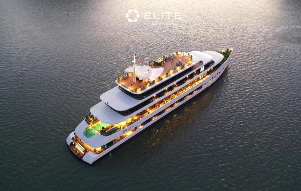 Du thuyền Elite of the Seas Hạ Long nhìn từ trên cao lúc hoàng hôn