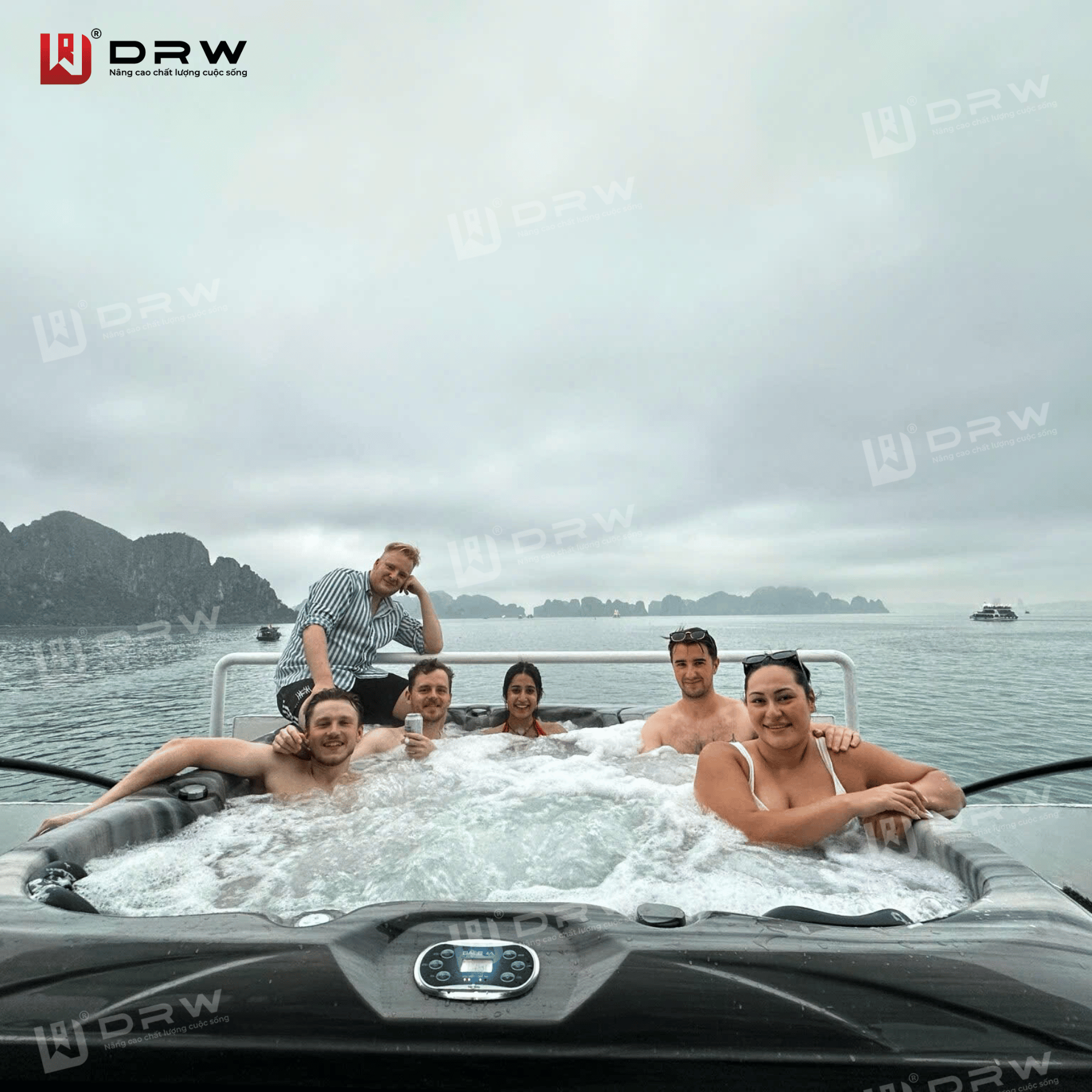 Bể tắm jacuzzi trên boong du thuyền 5 sao Hạ Long nhìn ra vịnh biển xanh