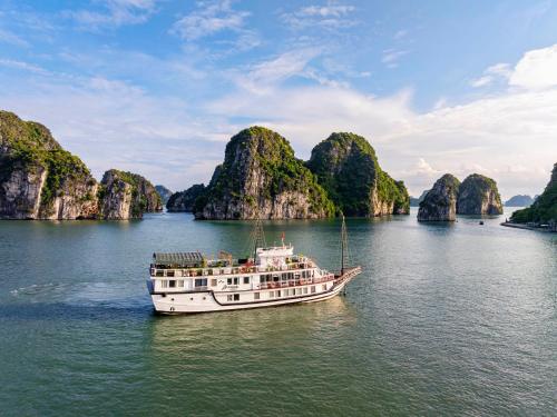 Ảnh thể hiện du thuyền Renea đang di chuyển trên vịnh.